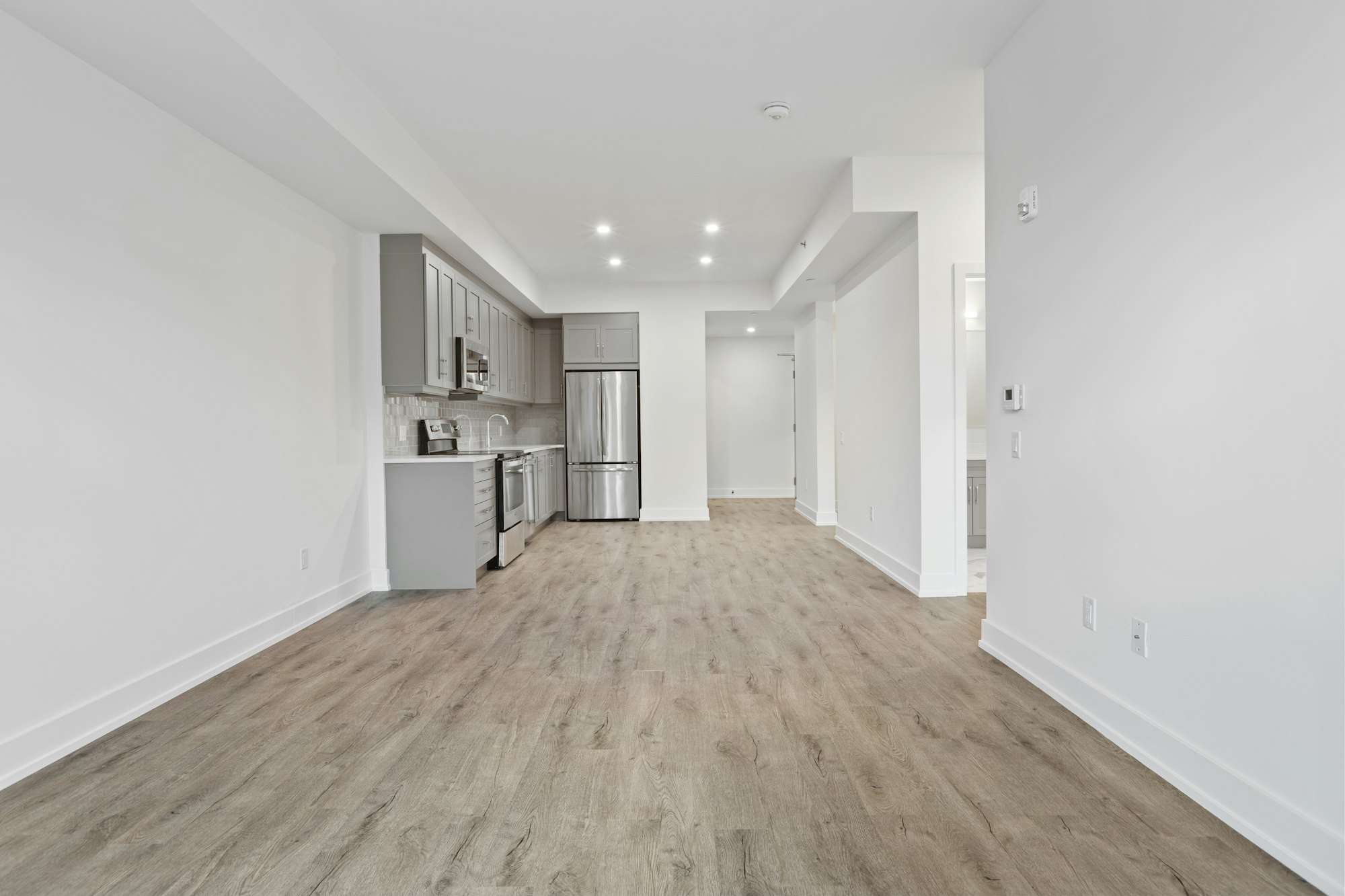 Pièce rénovée aux murs blancs et au parquet clair