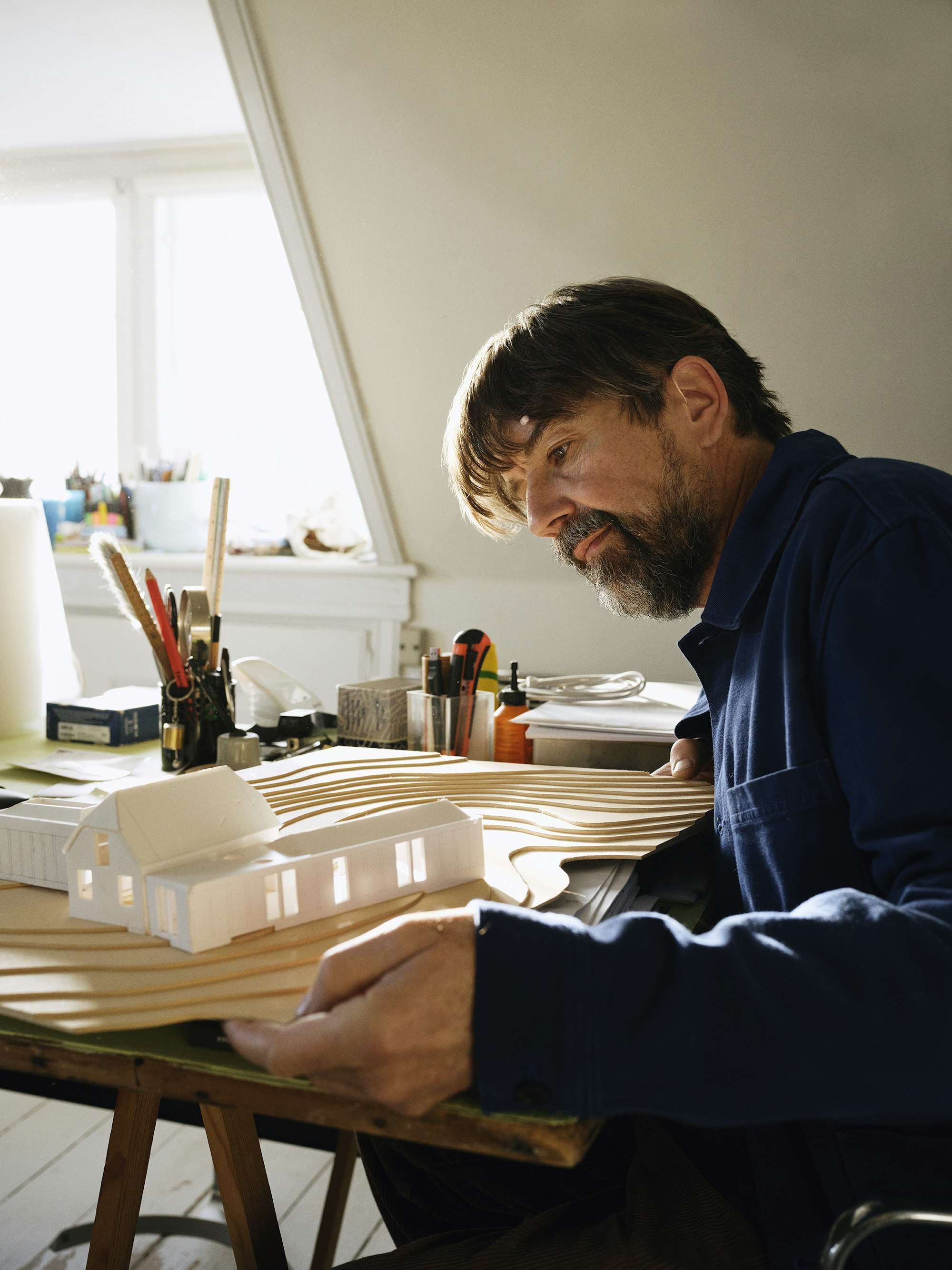 Architecte travaillant sur une maquette