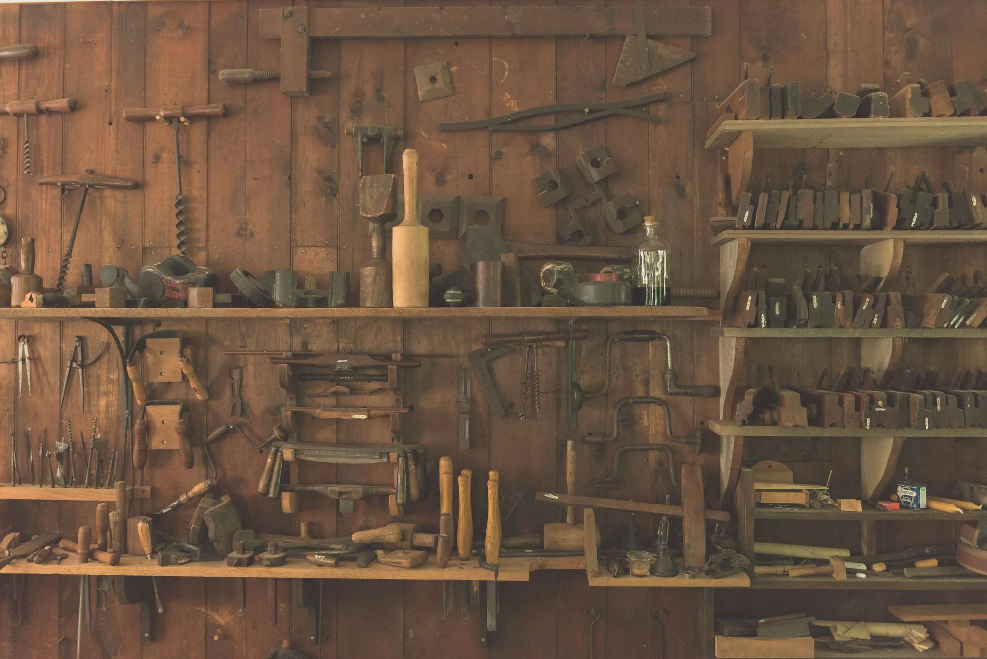 Mur d’outils anciens dans l’atelier