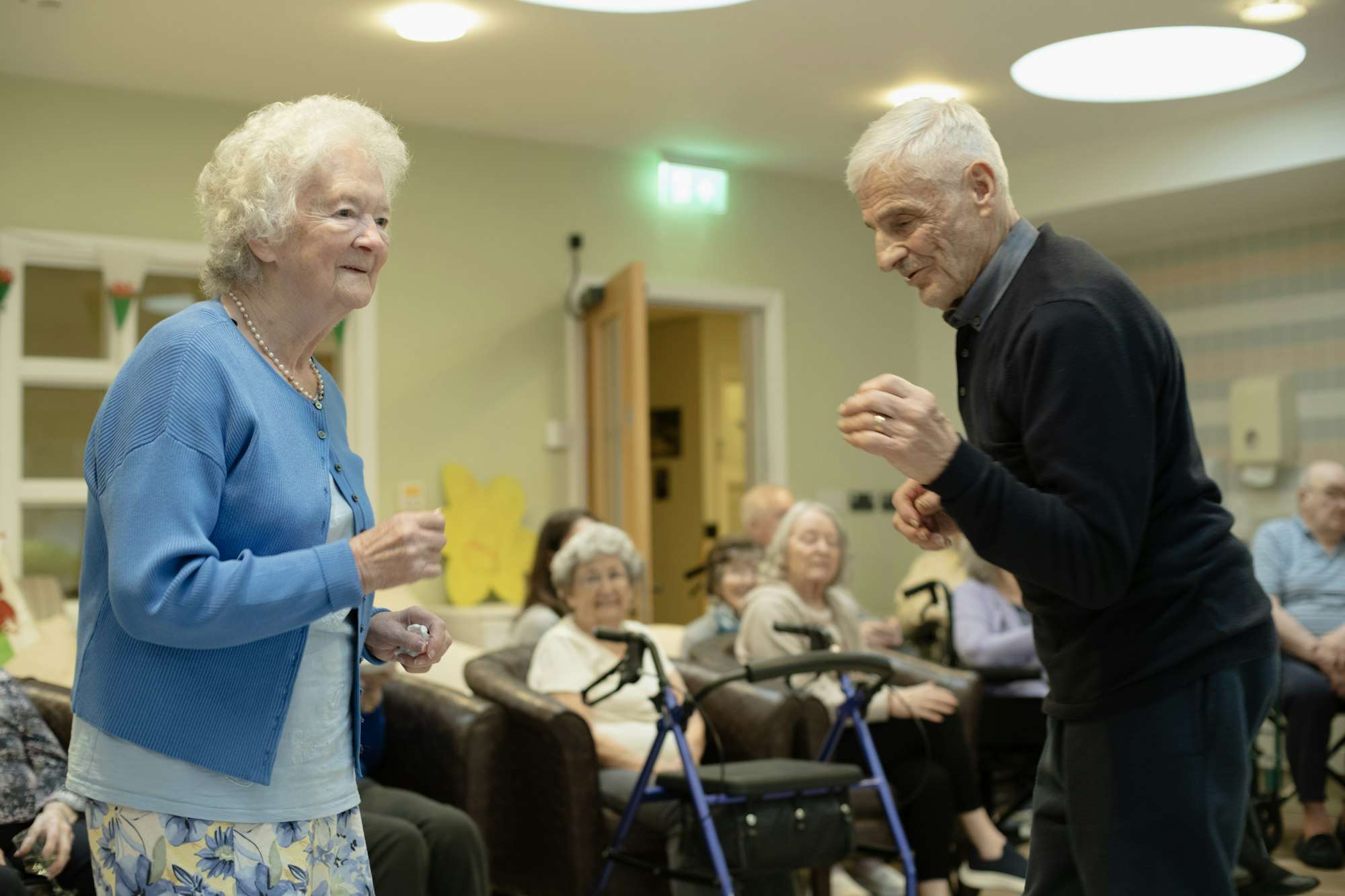 Un homme invite une femme à danser lors d’un après-midi dansant