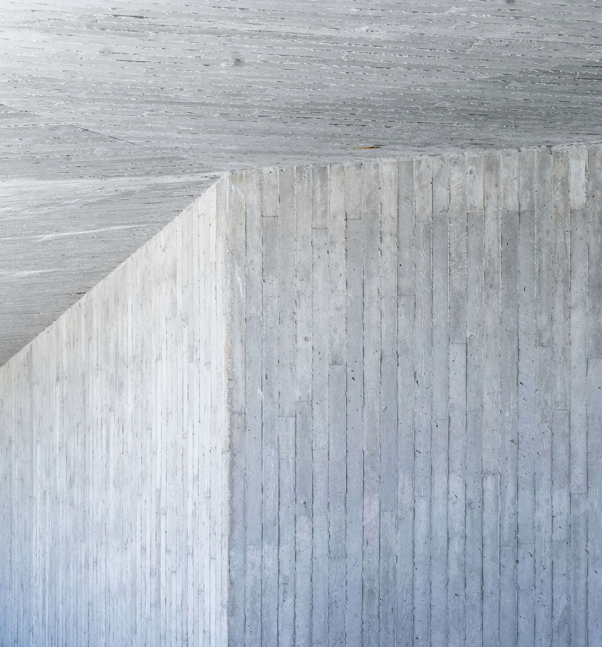 Mur de béton marqué par les planches du coffrage