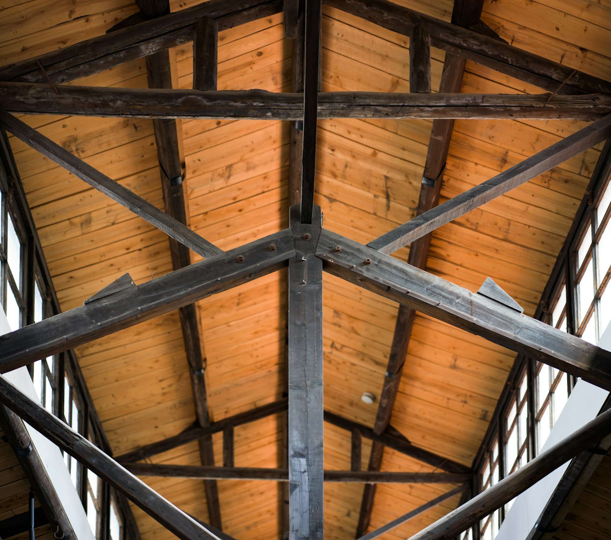 Charpente en bois apparente vue de l’intérieur