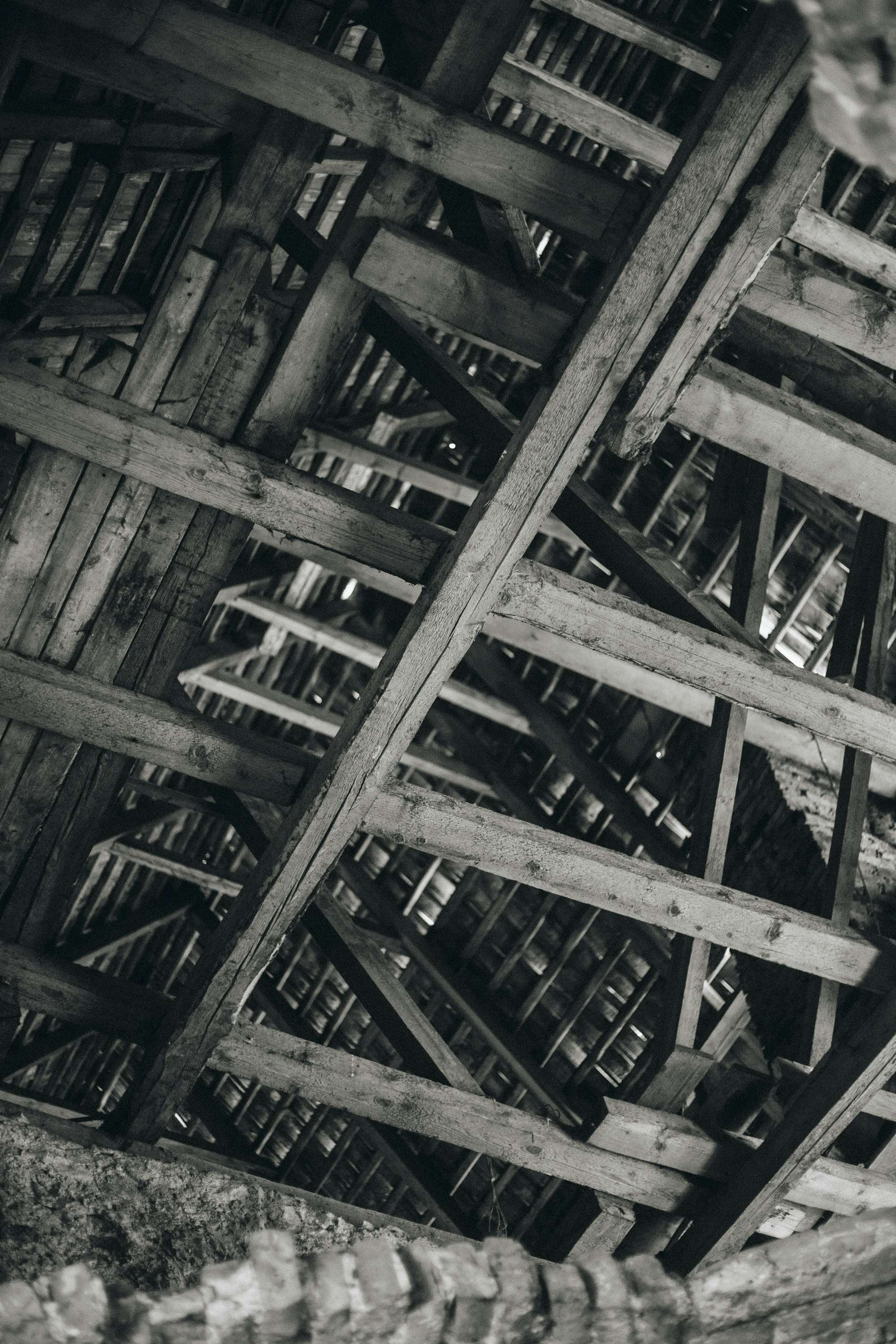Charpente ancienne en bois vue d’en bas dans un grenier