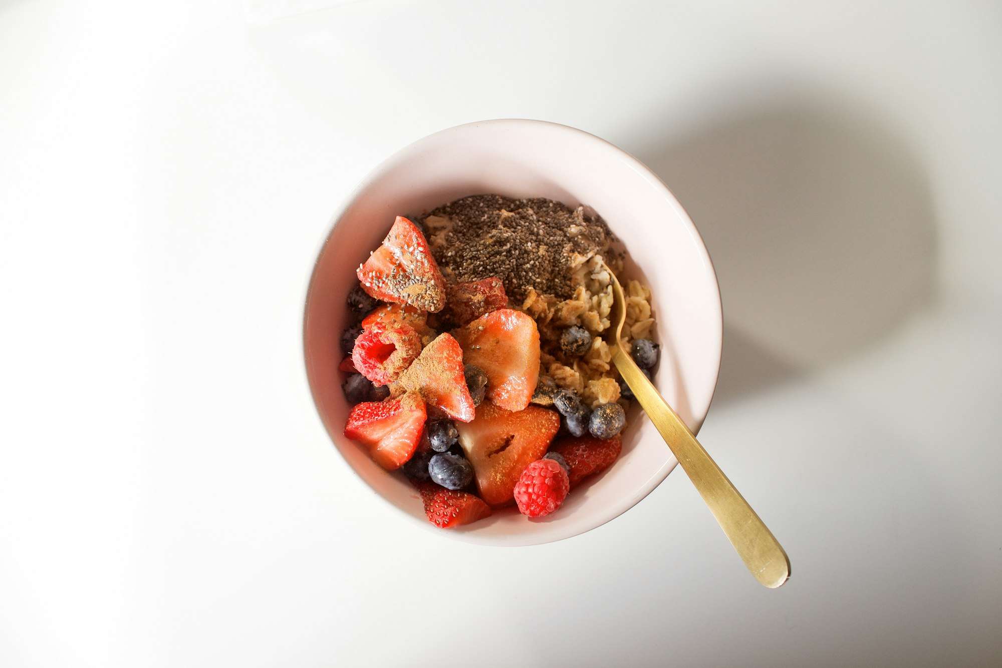 Bol de flocons garnis de fraises et de myrtilles