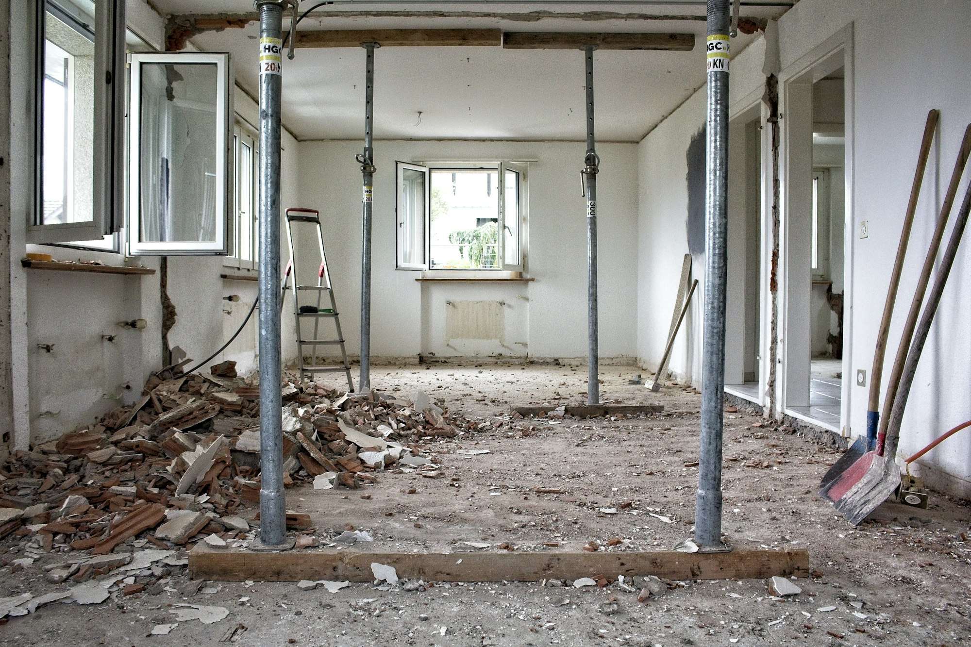 Pièce étayée par des étançons métalliques pendant les travaux