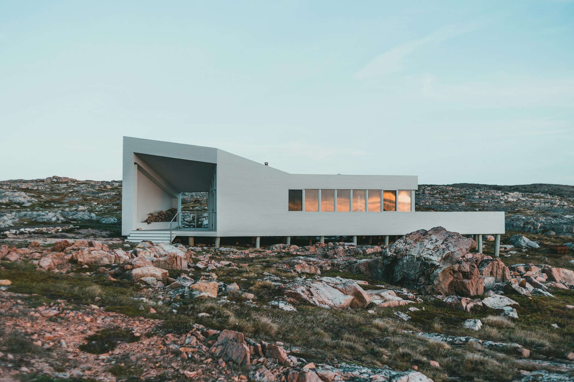 Maison contemporaine blanche aux grandes baies dans un paysage ouvert