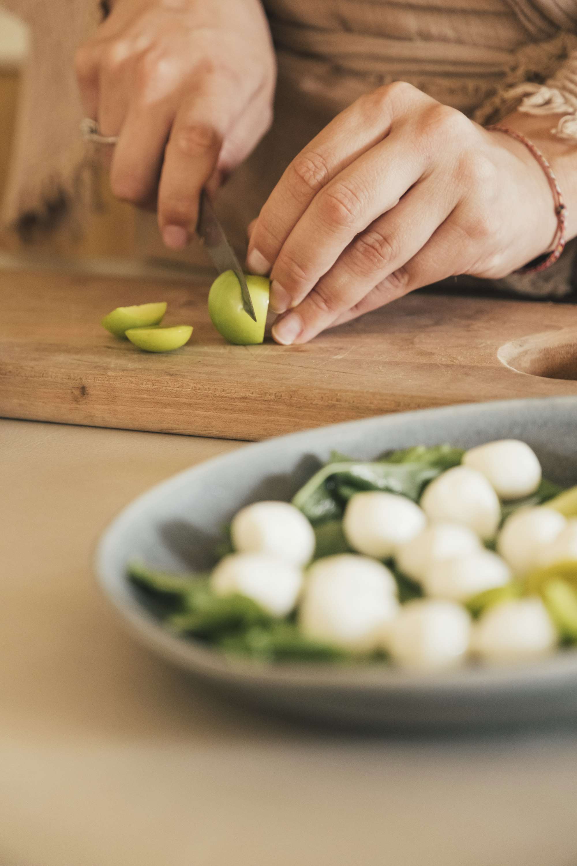 Mains préparant un repas