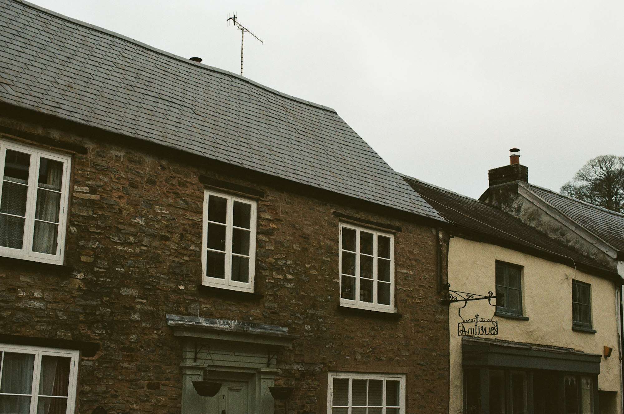 Rangée de maisons en pierre couvertes d’ardoise