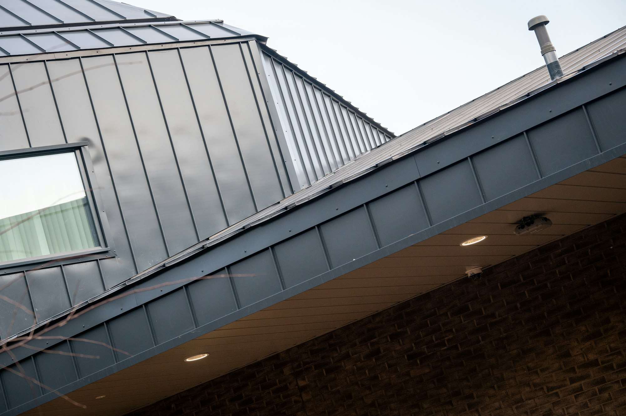 Extension contemporaine habillée de zinc à joint debout