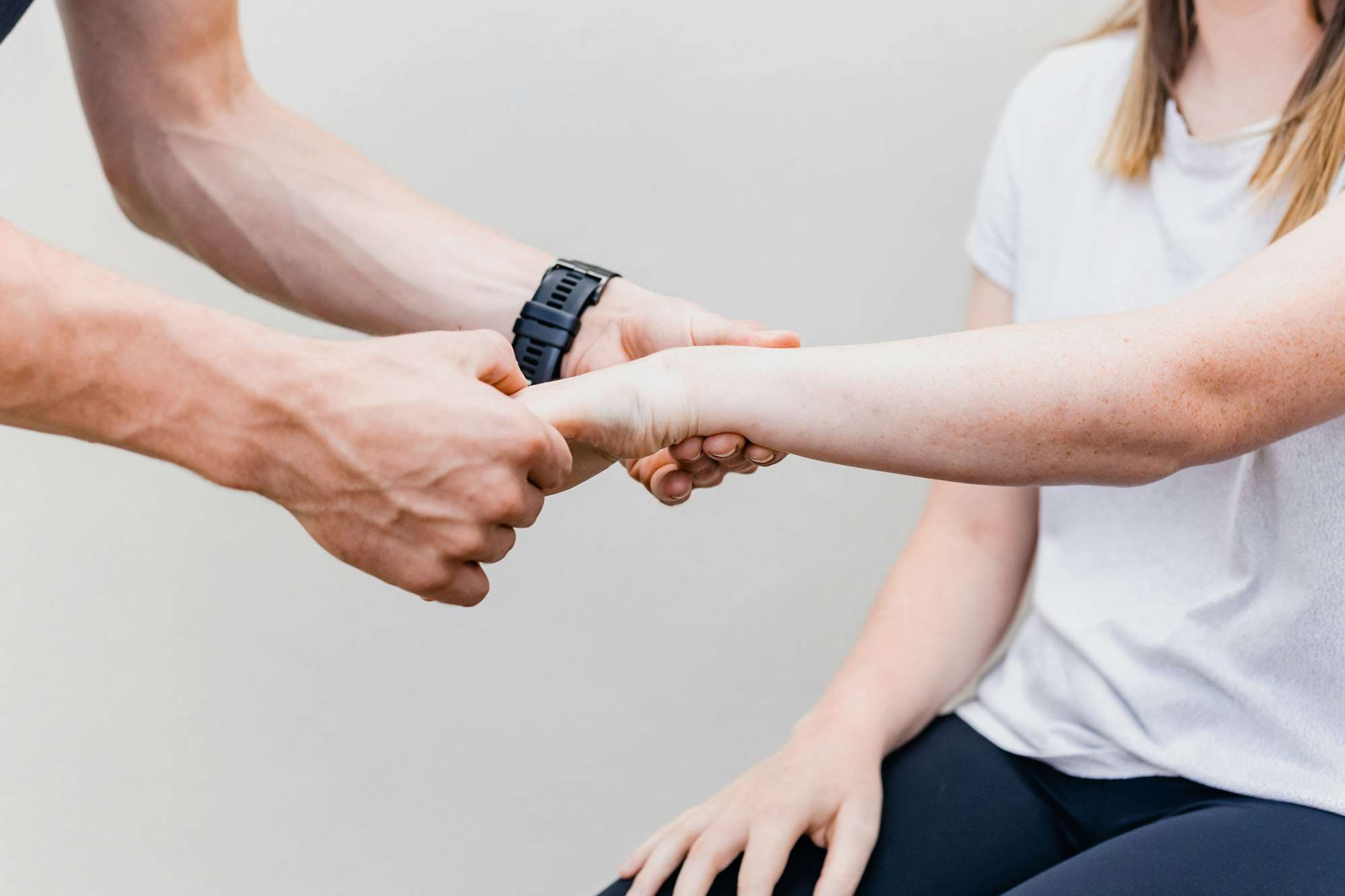 Kinésithérapeute mobilisant le poignet d’une patiente