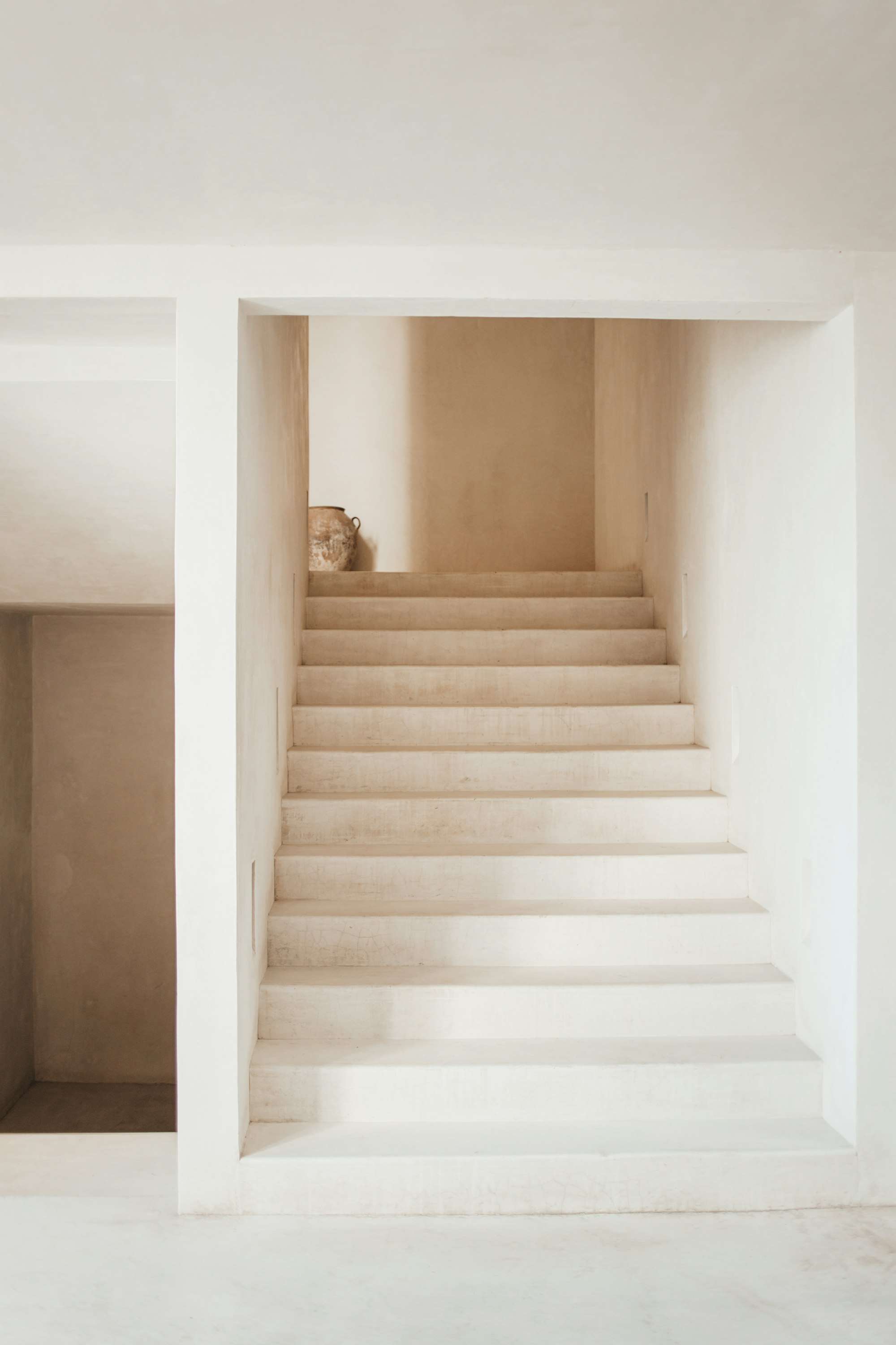 Escalier clair éclairé par le haut