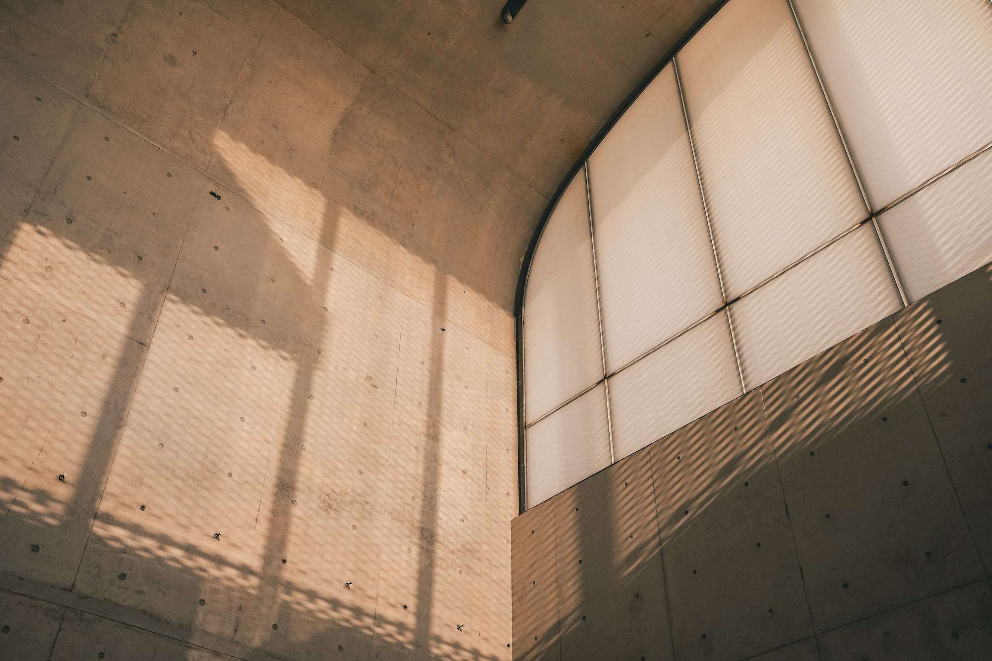 Lumière sur un mur cintré