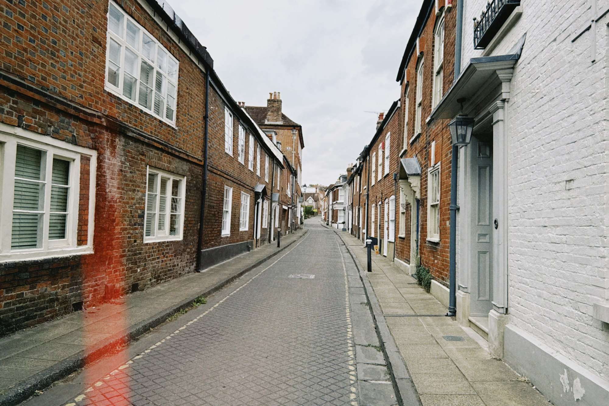 Rue étroite bordée de maisons en briques