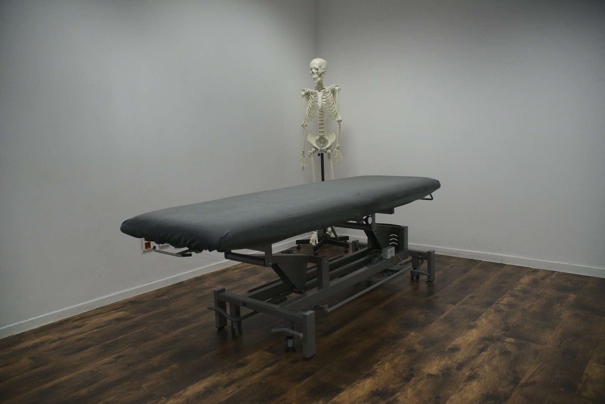 Table de traitement réglable en hauteur dans une salle claire