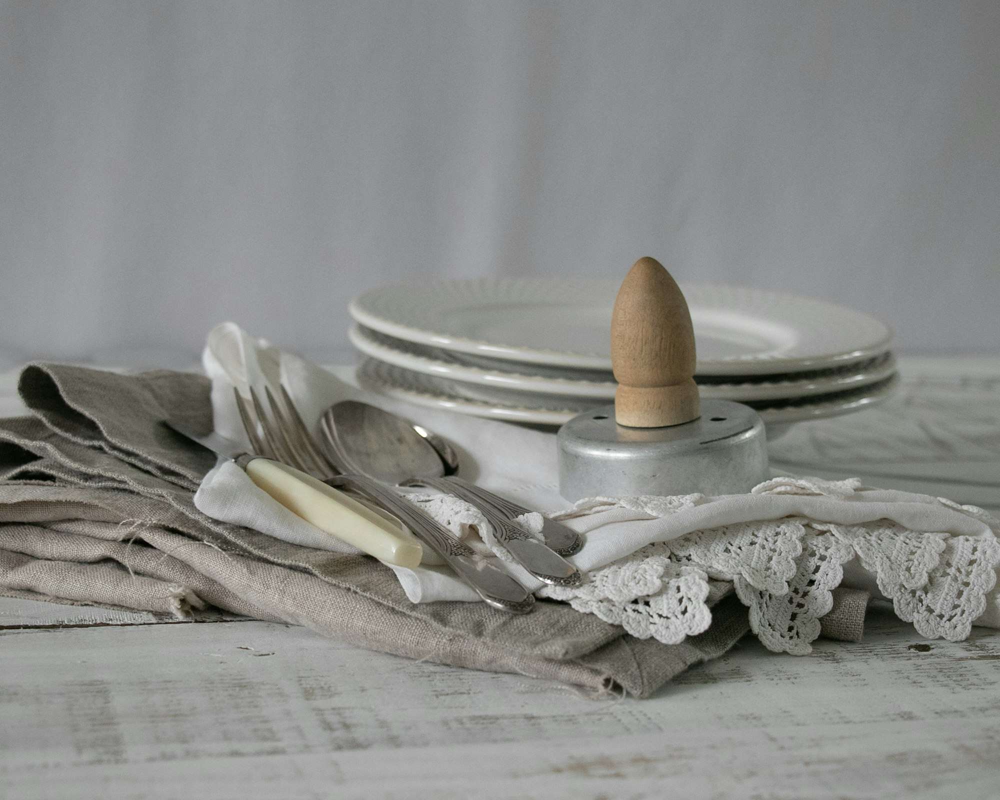 Assiettes et linge de table en lin gris