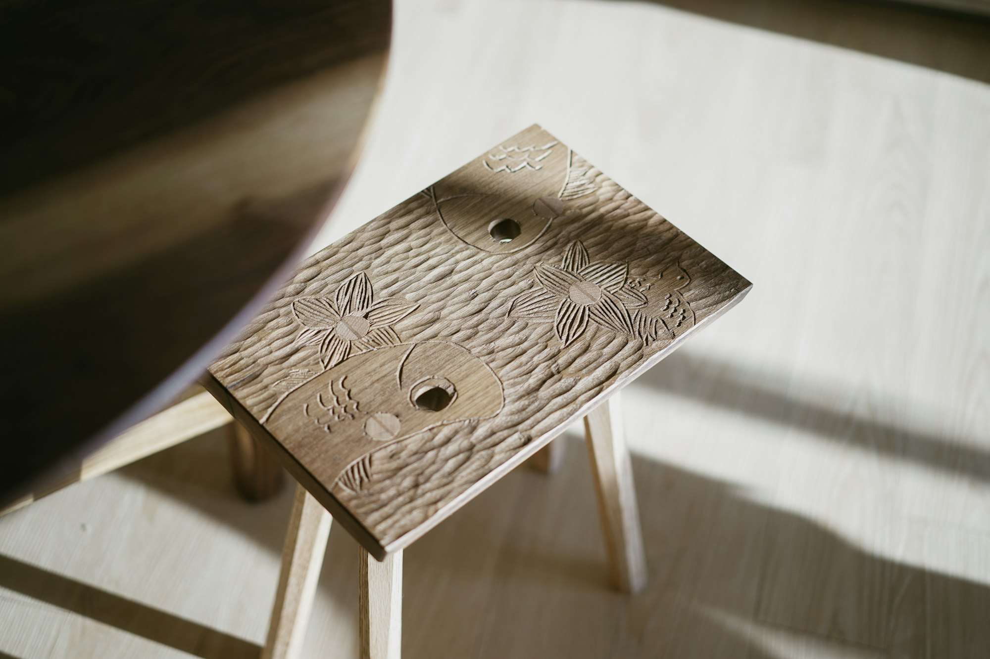 Assise de tabouret en noyer sculptée à la gouge