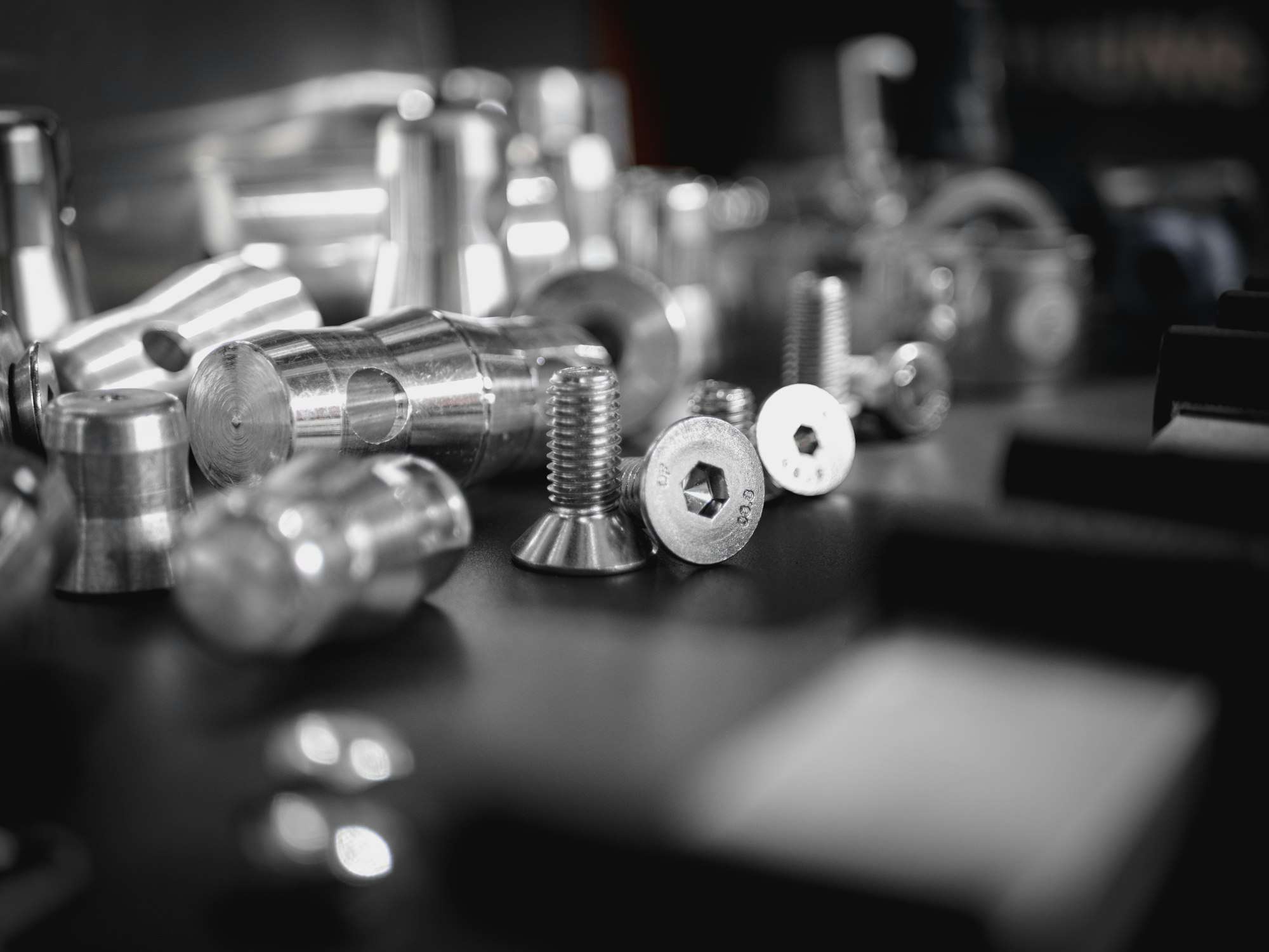 Pièces en aluminium usinées posées sur un plan de travail
